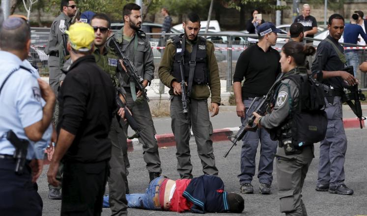 استشهاد فلسطيني حاول طعن جنود احتلال