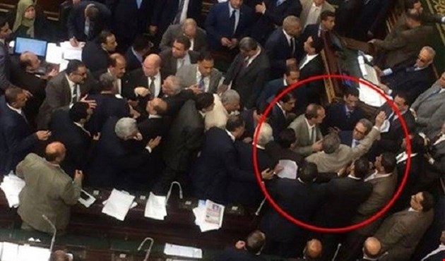 ضرب توفيق عكاشة بالحذاء في البرلمان على خلفية لقائه السفير الإسرائيلي + (صور)
