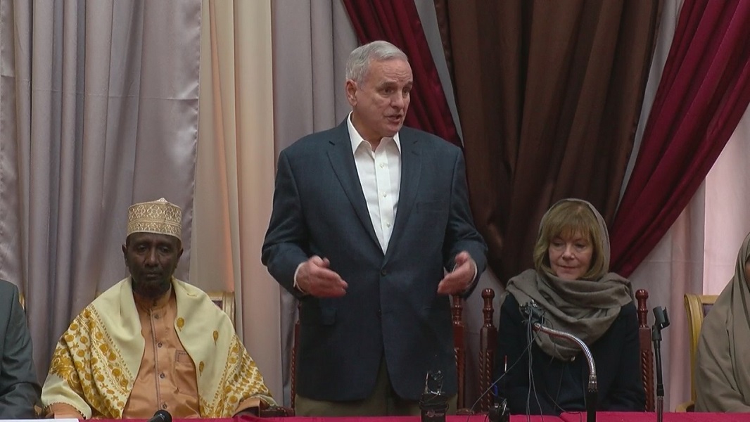 US Governor Visits Islamic Center in Minnesota after Burglary