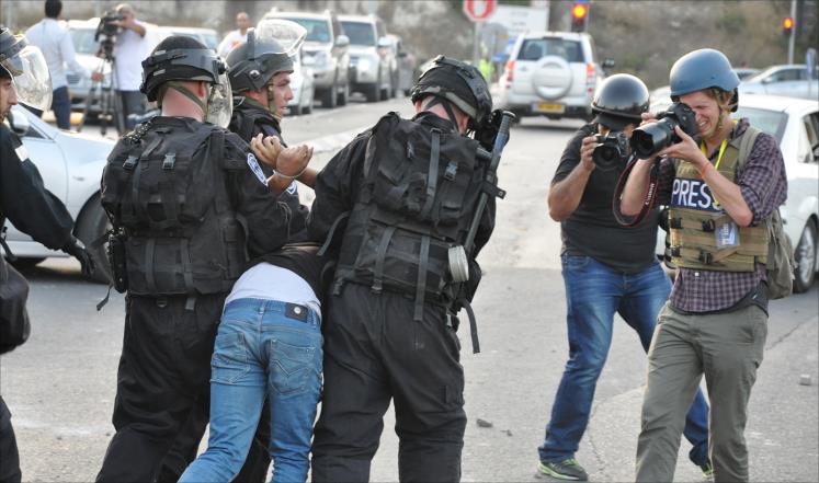 إسرائيل تعتقل 20 فلسطينيا بالضفة والقدس