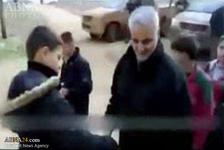 Video: General Qassem Soleimani verteilt Süßigkeiten in irakischer schiitischer Stadt Nabl