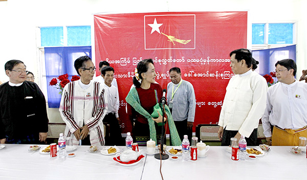 ေဒၚေအာင္ဆန္းစုၾကည္ႏွင့္ တုိင္းရင္းသားကုိယ္စားလွယ္မ်ားပထမဆံုးအႀကိမ္ေတြ႕ဆံု ၿငိမ္းခ်မ္းေရးႏွင့္ ဖက္ဒရယ္အေရးအဓိကထားေဆြးေႏြး