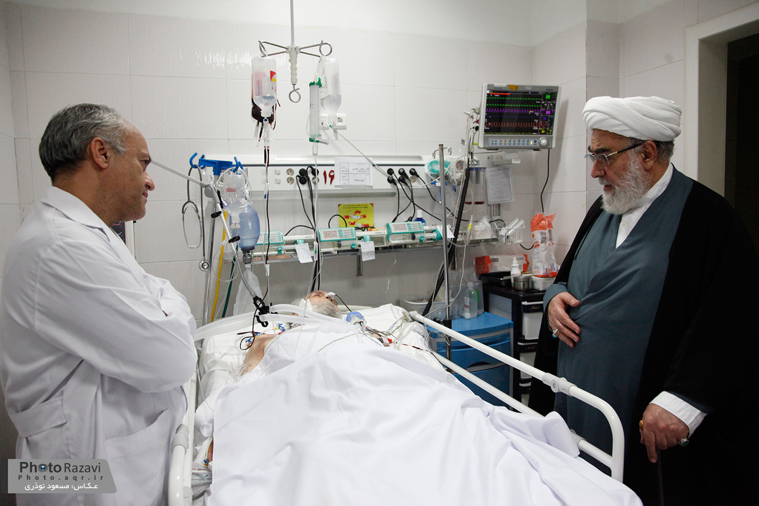 Der Büroleiter des Revolutionsührers Ayatollah Khameneyi besuchte den Vorsitzenden der Verwaltung des Imam-Reza-Schreins