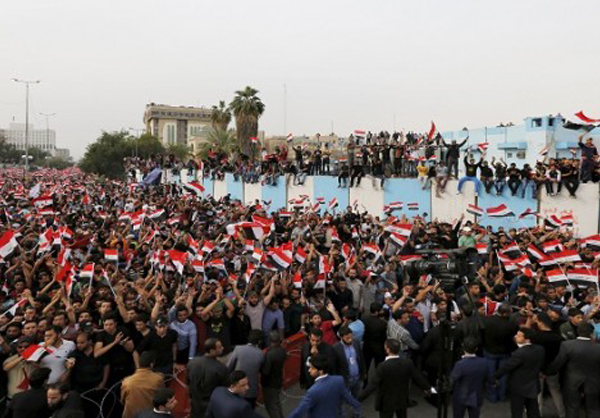 مقتدى الصدر يدعو الى إستقالة الحكومة العراقية