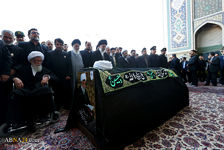Fotostrecke: Der Revolutionsführer Ayatollah Khamenei beim Gebet zum Trauerzug des Vorsitzenden der Verwaltung des Imam-Reza-Sch