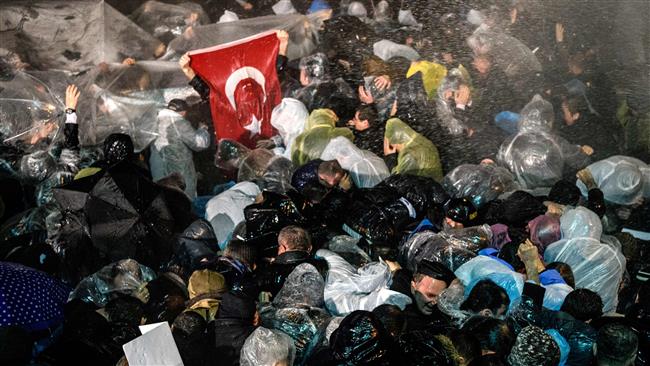 Turkish police attack protesters in Istanbul