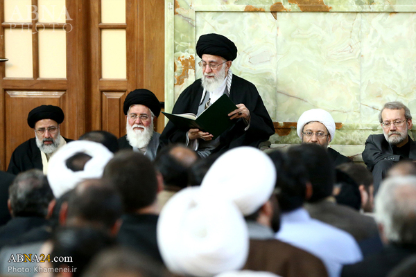 Der geehrte Revolutionsführer Ayatollah Khamenei bei der Totenfeier des Vorsitzenden der Verwaltung des Imam-Reza-Schreins