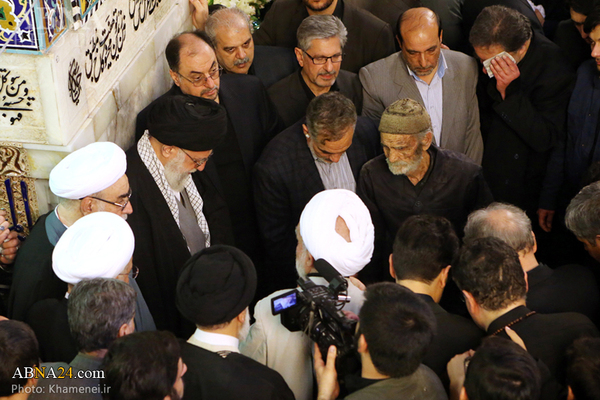 Fotos: Der geehrte Revolutionsführer Ayatollah Khamenei in Momenten der Beerdigung des Vorsitzenden der Verwaltung des Imam-Reza