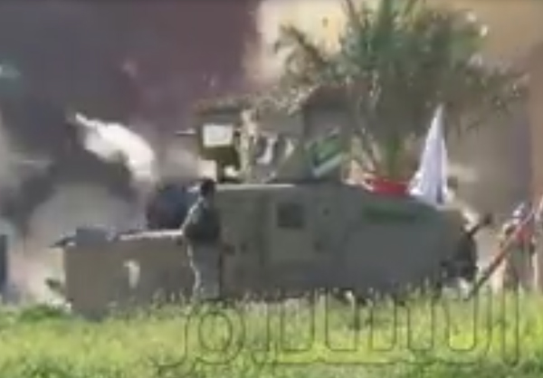 فيديو / مقاتلو الحشد الشعبي يواجهون عربة مفخخة لداعش وجها لوجه ويفجرونها 