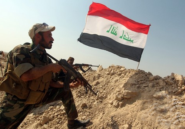 فيديو / مقاتل من الحشد الشعبي يتخلص من رصاص القناص لداعش بطريقة ذكية