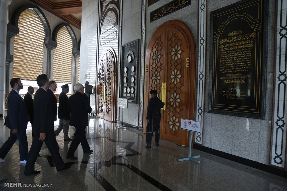 Photos: Iran's FM visits Brunei central mosque