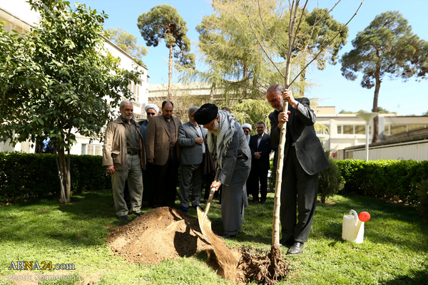 Fotostrecke: Der Revolutionsoberhaupt Ayatollah Khamenei pflanzte einen Baum anlässlich der Woche der "nationalen Quellen"