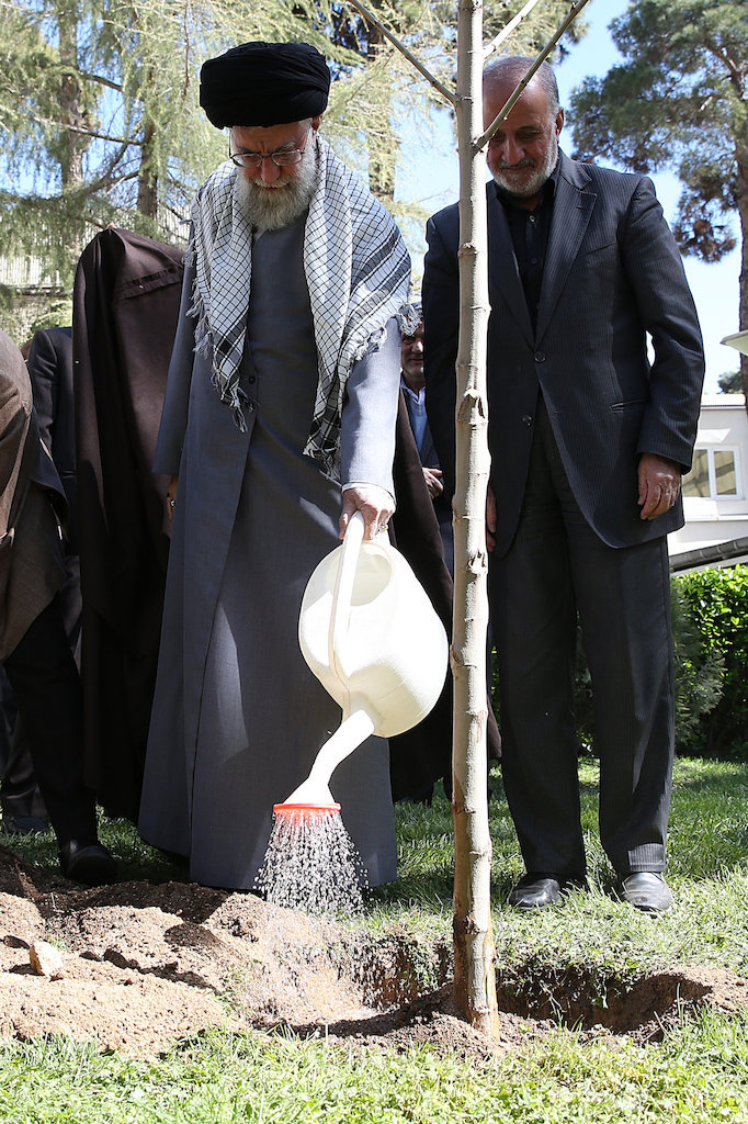 Imam Jamenei plantado Árboles en la Semana Nacional de Recursos Naturales