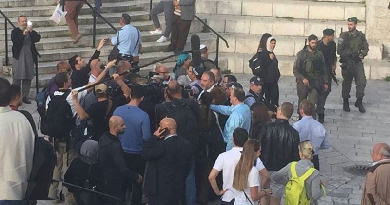 Israeli former FM tours Bab al-Amoud near al-Aqsa