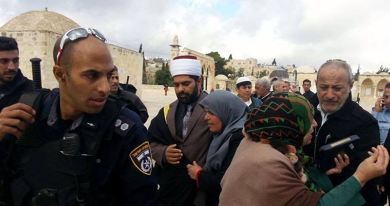 Palestinian worshipers brutally attacked at al-Aqsa by Israeli policemen