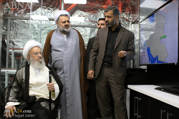 Fotostrecke: Ayatollah Makarem Schirazi besuchte ein Internet-Datenzentrum