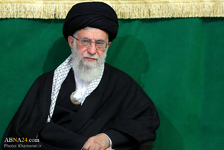 Fotos: Der geehrte Revolutionsführer bei letztem Abend der Trauerfeier für Fatima Zahra (a.s.)