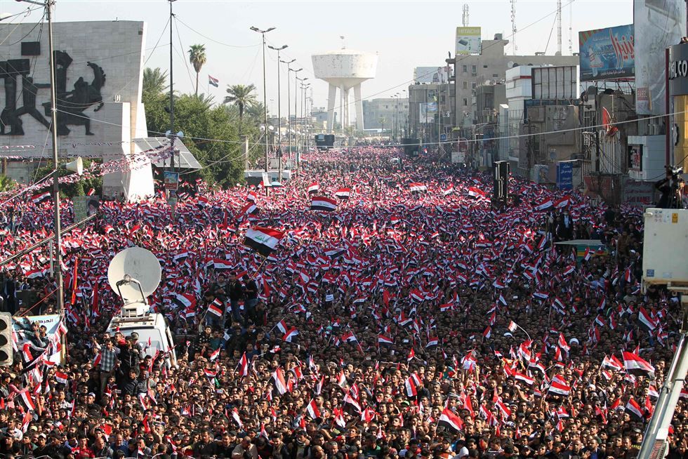 الاف المتظاهرين يصلون الجمعة عند ابواب الخضراء في بغداد