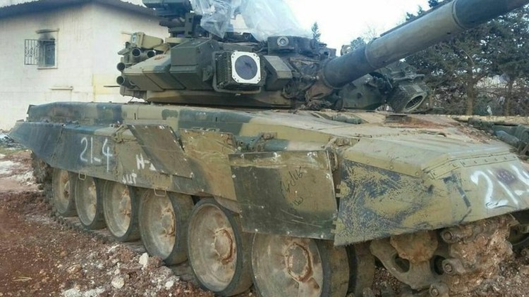 فيديو / الدبابة "Т- 90" الروسية لا تنفجر بعد إطلاق الارهابيين صاروخ تاو الأمريكي عليها