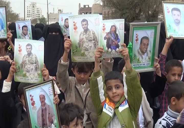 وقفة استنكار لأسر شهداء لجريمة تفجير مسجدي "بدر والحشحوش" في صنعاء + صور