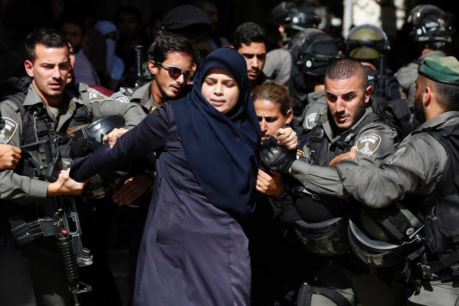 Israeli Soldiers Kidnap Young Palestinian Woman in Hebron, Invade Homes of Slains
