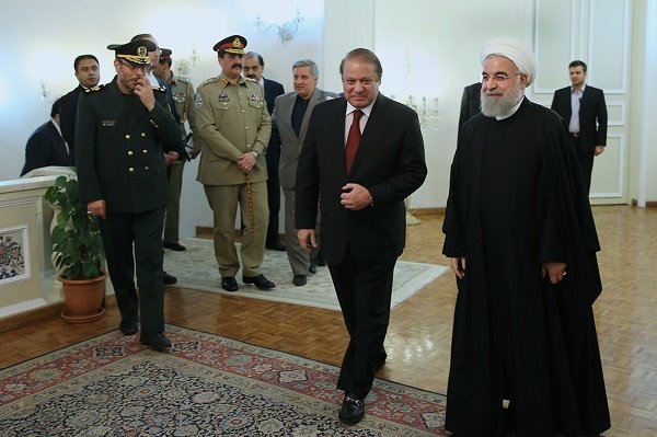پاکستانی وزیر اعظم نے ایرانی صدرحسن روحانی کا باقاعدہ استقبال کیا