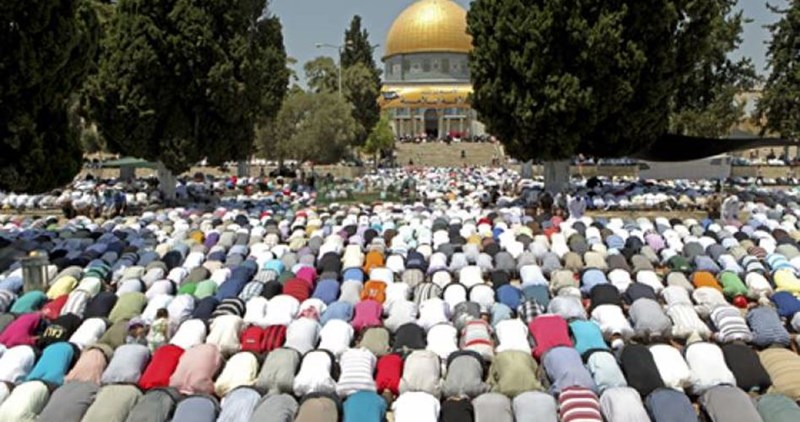 50,000 Muslims worshipers performed Friday prayers at al-Aqsa Mosque