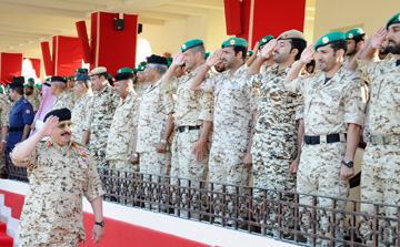 Bahrain King pays visit to Royal Guard troops who participated in Yemen aggression 