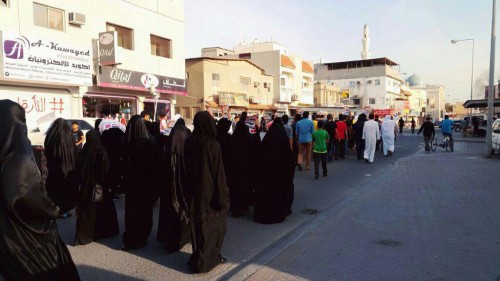 Bahraini regime forces attack peaceful protesters denouncing Saudi aggression on Yemen / Pics