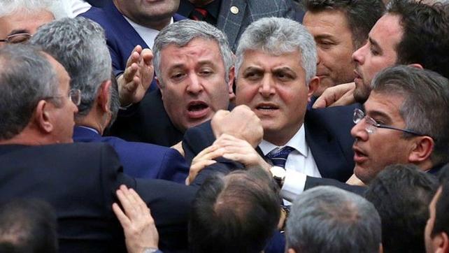 Meclis karıştı: Dinleyicilerden küfür, salonda kavga