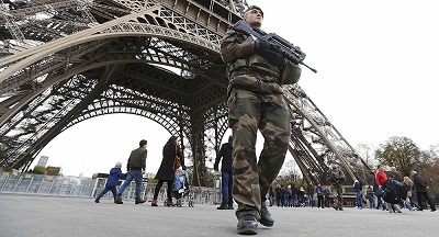 Lelaki Hunus Pisau Di Menara Eiffel Ditahan