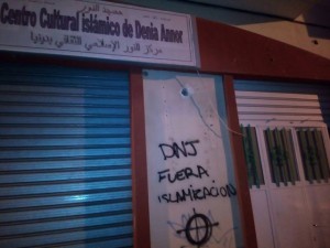 “Grupo Ultraderechista Español Pinta Grafitis Islamófobos en Fachada de un Centro Islámico en España”