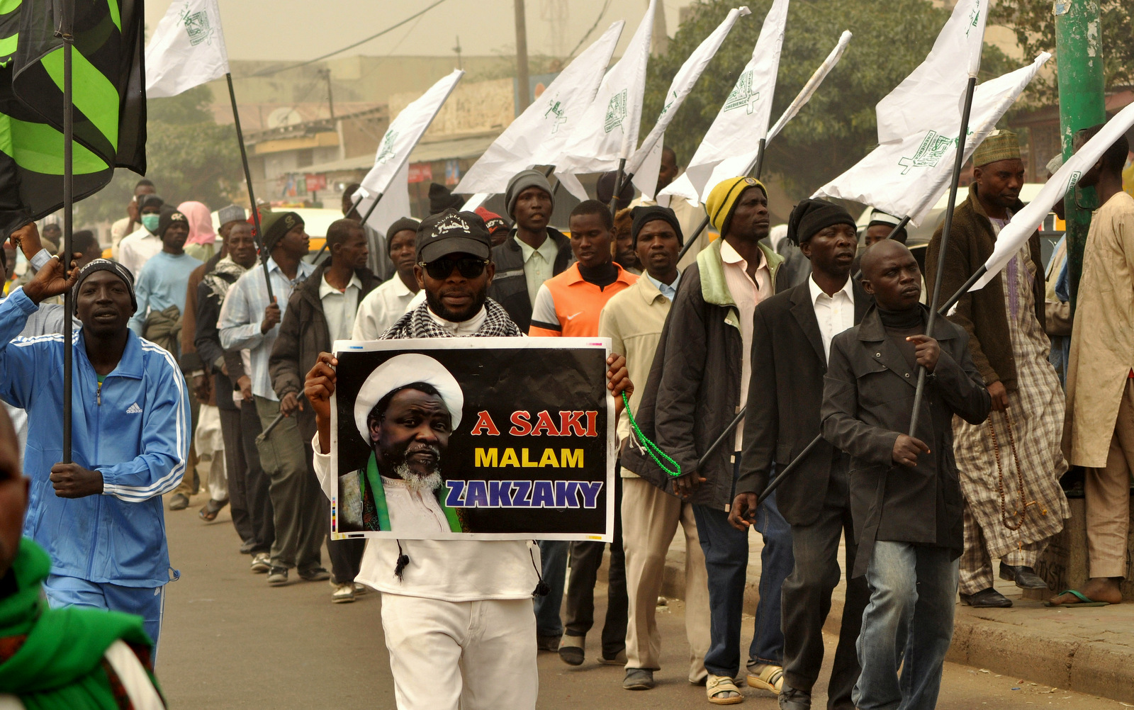 Decenas de Manifestantes Nigerianos Exigen la Liberación del Sheij Zakzaky en Zaria 