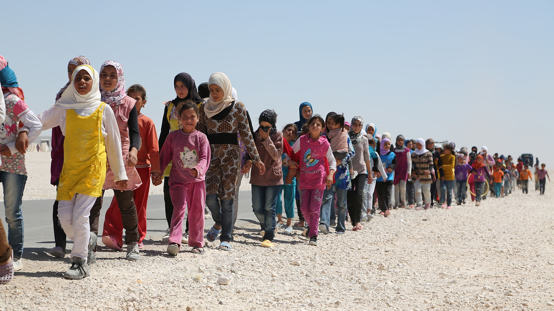 Syrian refugees leave Lebanese camp to home