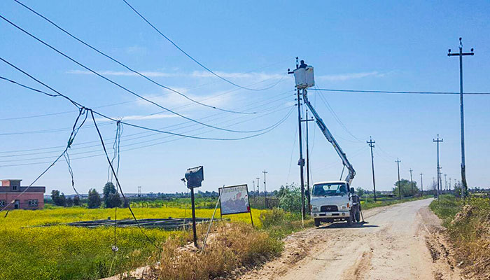 Iraq volunteer fighters repairs Baiji electricity