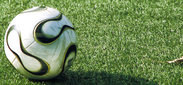 Muslimische Mädchen spielen Fußball