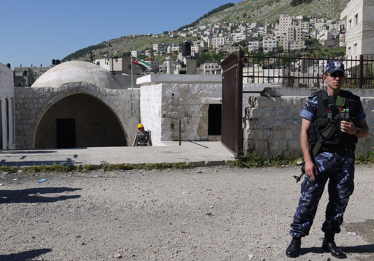 Israel settlers desecrate Joseph Tomb in West Bank