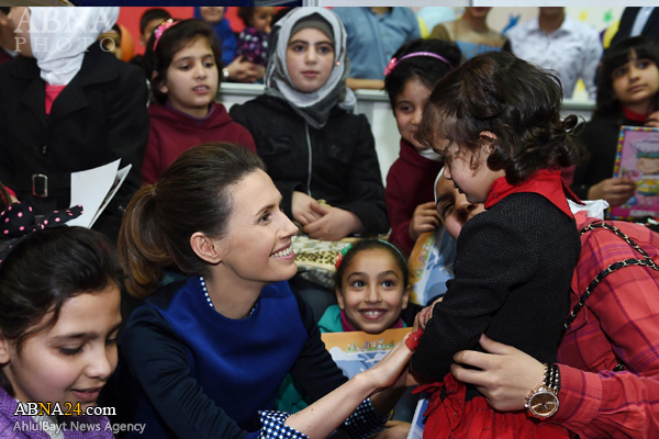 Frau von Baschar al-Assad an der Feier zum "Tag der Waisen" + Fotos