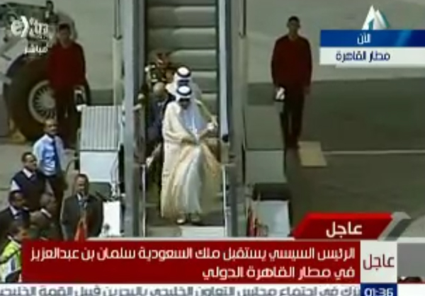 فيديو / نشطاء مصريون يعبرون عن استيائهم من تصرف حارس الملك السعودي