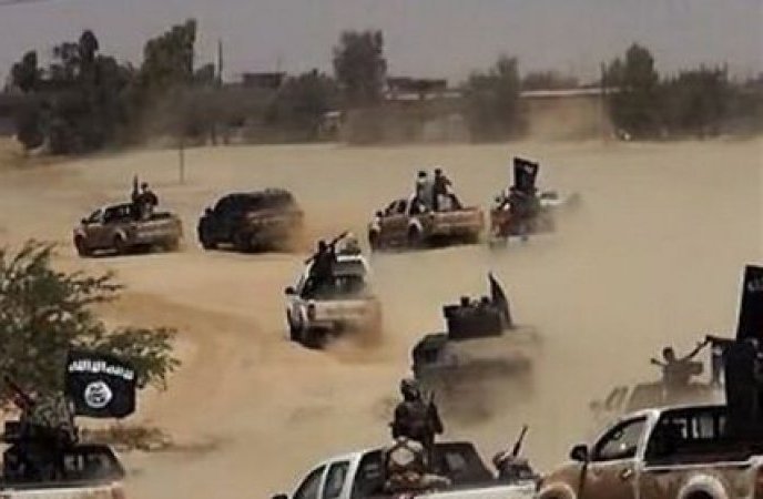 داعش يفرض رسوما بالدولار مقابل الخروج من الرقة
