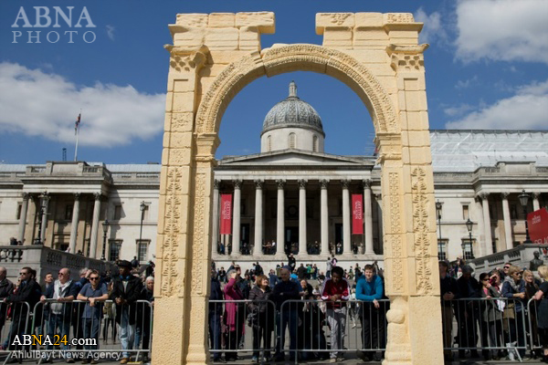 Historic Syrian Arch of Triumph destroyed by ISIS, recreated in London / Pics