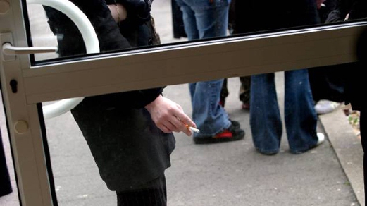 Bimbangkan pengganas, pelajar Perancis dibenar hisap rokok dalam sekolah 