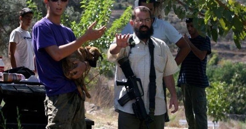 A group of Israeli settlers attack French solidarity delegation in al-Khalil