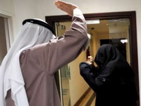 فيديو/ شيخ سلفي: الله كرم المرأة المسلمة بالضرب على يد زوجها!