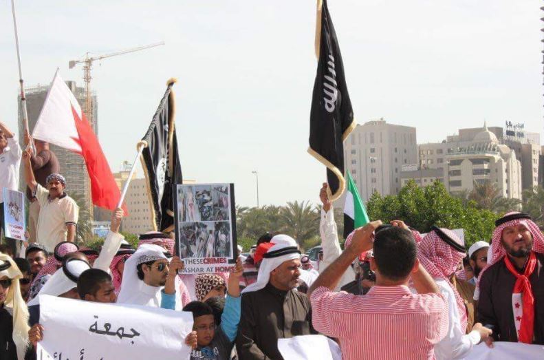 البحرين: موالون ونوّاب خليفيون يشاركون في تظاهرة رفعت أعلام داعش