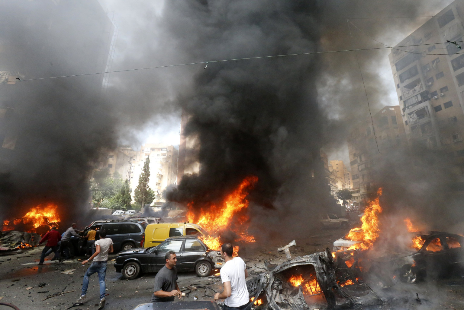 مقتل و اصابة 12 على الأقل في تفجير سيارتين ملغومتين في بغداد