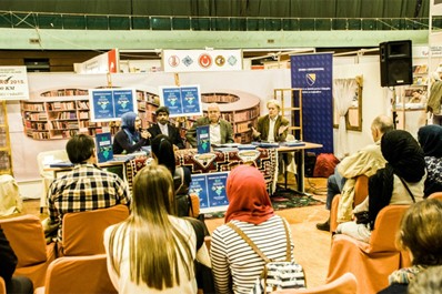 Enthüllung des Buches "Iran, die Wiege der friedlichen Existenz der Religionen nebeneinander"  