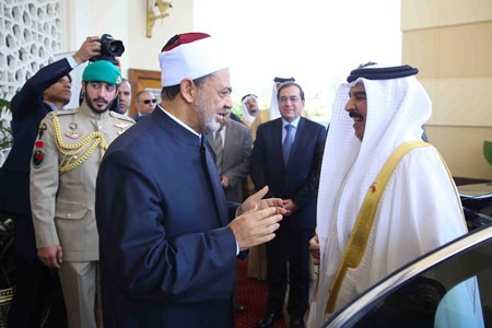 حاكم البحرين يهدّم مساجد البلاد ويتعهد ببناء 30 معهد ديني في مصر