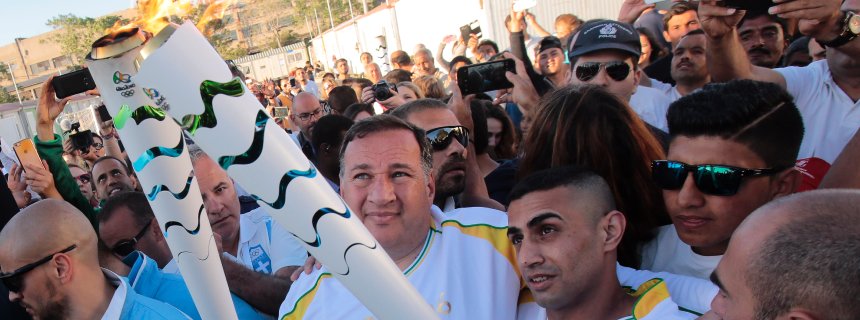 Kriegsversehrter Syrer trägt olympische Fackel durch Flüchtlingslager