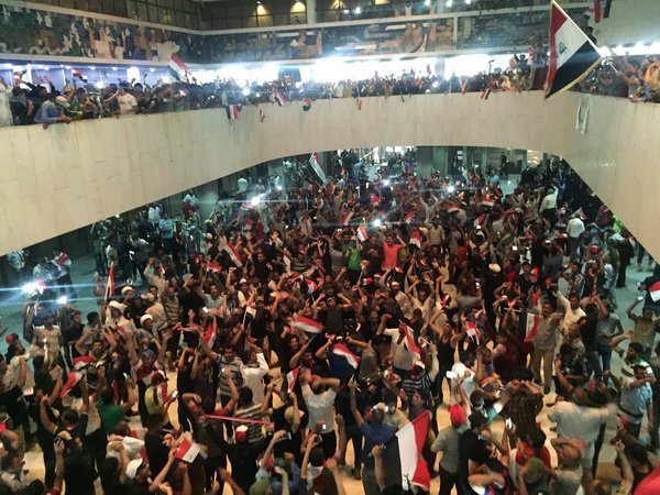 Los Seguidores de Al Sadr Irrumpen Finalmente en la Zona Verde y la Sede del Parlamento Iraquí